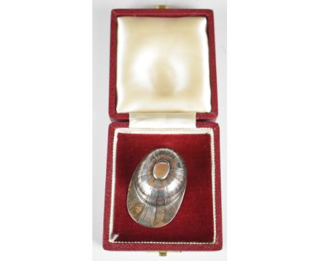 George V novelty Britannia standard hallmarked silver caddy spoon formed as a jockey's cap, London 1931, maker&nbsp;Thomas Br