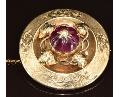 Victorian 9ct gold brooch set with a foiled garnet set with a split pearl with ivy decoration and an engraved floral border, 