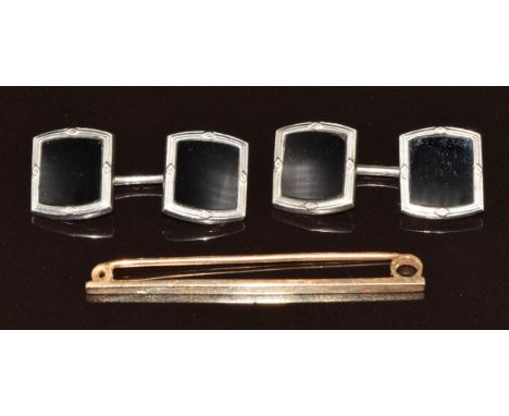 A 15ct gold tie pin or bar brooch (1.8g) and a pair of silver cufflinks