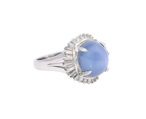 Ring mit feinem hellblauen Sternsaphir von 10,37 ct (punz.) und Brillanten zus. ca. 0,90 ct (punz.), gute Farbe u. Reinheit, 