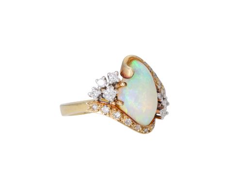 Ring mit feinem Opal und Diamanten zus. ca. 0,3 ct, ca. FW-WEISS (G-H)/VS-SI, davon 7 Brillanten und 12 Achtkantdiamanten, Ed