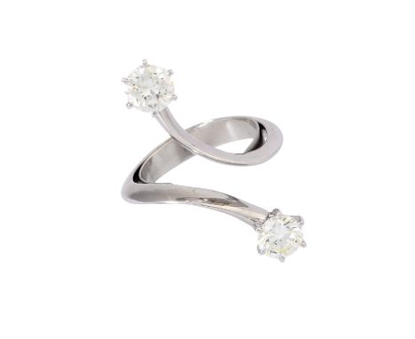 Ring mit 2 Brillanten, 1x ca. 0,6 ct, und 1x ca. 0,7 ct, ca. LGW-GW (J-K)/VVS-VS, versetzt geschwungene offene Ringschiene au