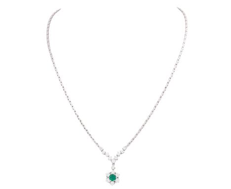 Collier mit Smaragd und Brillanten von zus. ca. 1,2 ct, ca. LGW-GW (J-K)/VS-SI, Smaragd rund facettiert ca. 0,4 ct, als Mitte