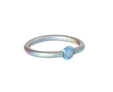 Ring mit Brillant ca. 0,58 ct, SKY BLUE (beh.)/PI2, Titan, Spannring, RW: 57, Ende 20. Jh., leichte Tragespuren.| Ring with b