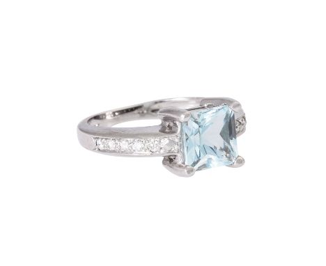 Ring mit Aquamarin im Prinzessschliff ca. 2,7 ct und 10 Brillanten zus. ca. 0,15 ct, niedere Farbe und Reinheit, WG 18K, 6,5 