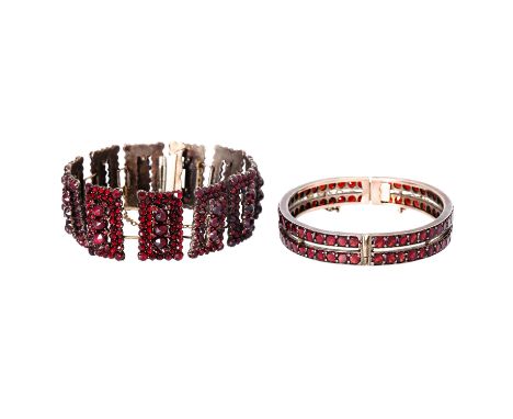 Konvolut aus Granatarmband und Granatarmreif, Metall, Innenumfang 17/16 cm, 19./20. Jh., altersgem. guter Erhalt.| Bundle of 
