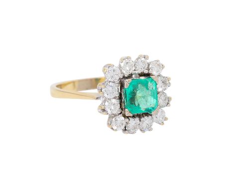 Ring mit Smaragd und Brillanten von zus. ca. 0,70 ct, gute Farbe u. Reinheit, Smaragd ca. 0,7 ct, GG/WG 14K, 3 gr, RW: 54, 2.