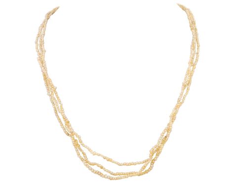 Zarte 3-reihige Orientperlenkette, Naturperlen ca. 1,7-2,7 mm, Schließe Gold ca. 550/000, Länge ca. 39 cm, um 1900, altersgem