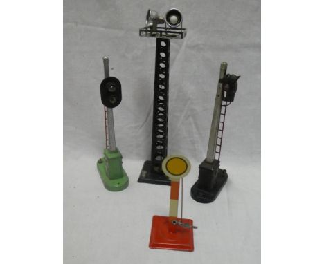 An O gauge tinplate lighting tower, two electric colour signals and a circular signal (4)