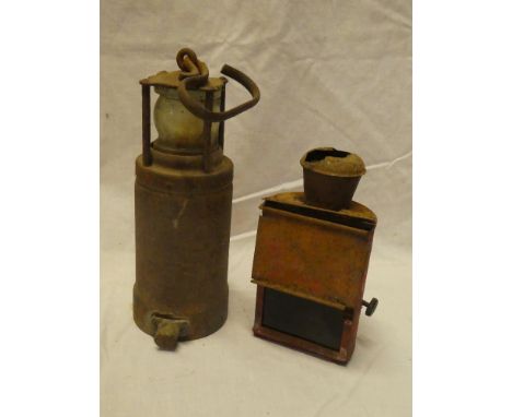 An old painted metal cylindrical hand lamp and a painted metal signalling-style lamp (2) (af)