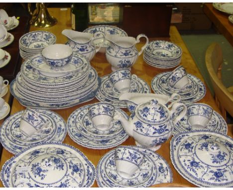 Extensive Johnsons Indies pattern blue and white dinner service (6 dinner plates, 9 large side plates, 7 small sideplates, 5 