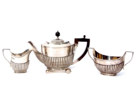 George V three piece tea set comprising tea pot, sugar basin and milk jug, Sheffield 1910/11, maker's mark WF, AF, together w