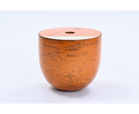 Tjok Dessauvage (1948): Untitled, polychrome glazed and engraved terracotta, dated (19)95H 14 cm - Dia.: 15,5 cm  Tjok Dessau