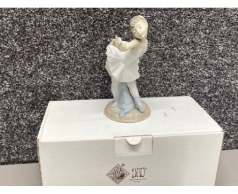 Nao by Lladro figurine ‘Pequeno Ballet pose’ with original box