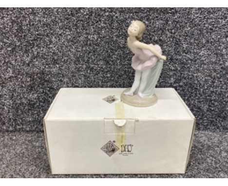 Nao by Lladro figurine ‘Pequeno ballet saludo’ with original box