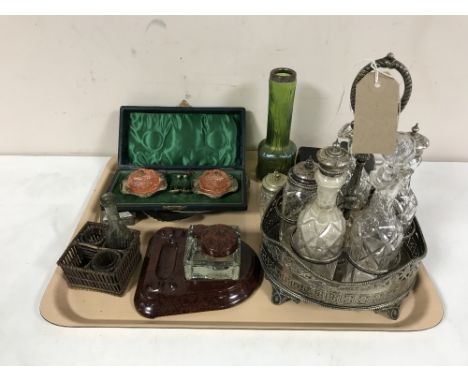 A tray of silver plated cruet set, plated salts, glass inkwell on bakelite stand, glass vase etc 