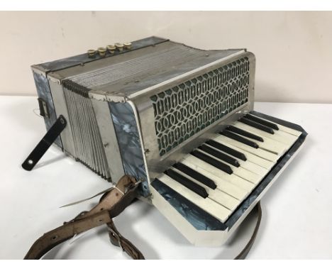 A Universal Model Perfect Tone accordion