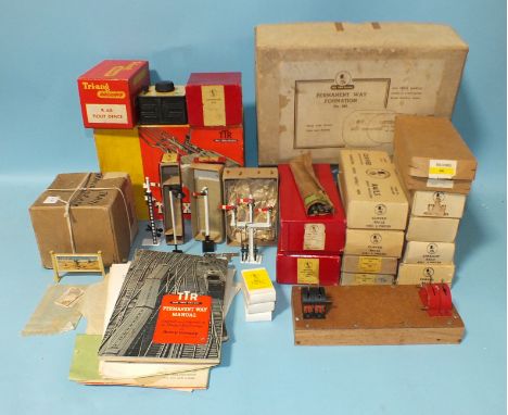 Trix Twin Railway OO Gauge, 3007 Country Through Station, Permanent Way Formation No. 949, further boxed track and instructio