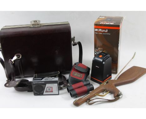 Various camera equipment etc, Sacar case, Questar Action 9220 camera, 19cm W, various other equipment, spare battery, Kasu pa