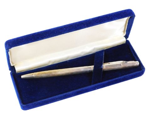 An Elizabeth II silver pencil, part engine turned, with shaped clip, Birmingham, 14cm W, ½oz, cased. (AF)