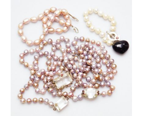 Various pearl jewellery, to include a silver clasp natural pearl necklace, with pink/cream tinge, a natural pearl bracelet wi