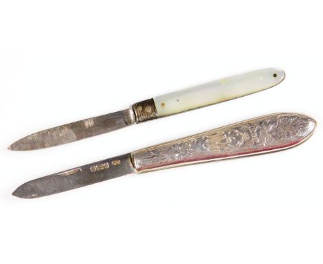 A George V silver fruit knife, with engine turned handle and plain silver blade, Sheffield 1911, (when open) 12cm W, and a mo