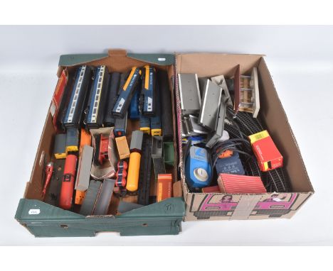 A QUANTITY OF UNBOXED ASSORTED OO/HO GAUGE MODEL RAILWAY ITEMS, to include Hornby class 43 InterCity125 HST Power car No.4301