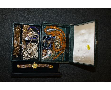 A VINTAGE JEWELLERY BOX AND CONTENTS, comprising a selection of modern and vintage costume jewellery, to include brooches, ri