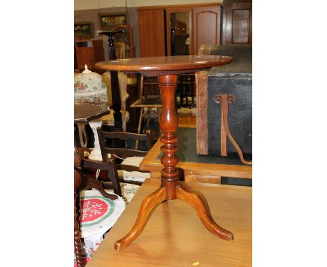 A GEORGIAN MAHOGANY TRIPOD TABLE