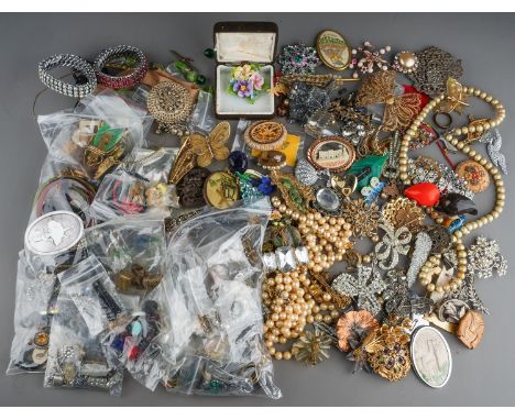 A quantity of costume jewellery, including Victorian, Edwardian, Art Deco, mid-century, vintage etc, including brooches, ring