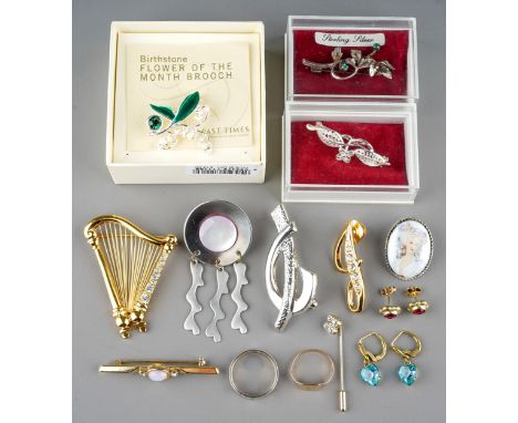 A collection of jewellery, including a 9ct gold signet ring, approx 1g; a pair of 14k rolled gold and pink stone ear studs; S