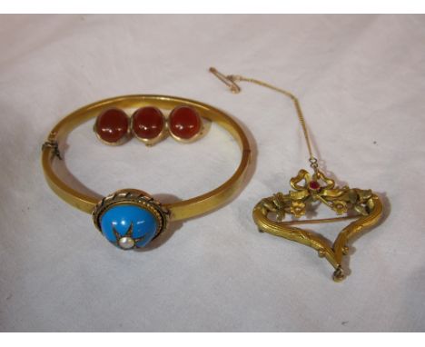 VICTORIAN UNMARKED YELLOW METAL BANGLE WITH TURQUOISE AND SEED PEARL CABOCHON STONE AND A HEART SHAPED RIBBON TIED BAR BROOCH