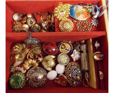 BOX OF MISCELLANEOUS COSTUME JEWELLERY INCLUDING INSECT BROOCHES, ENAMEL BROOCHES AND OTHERS