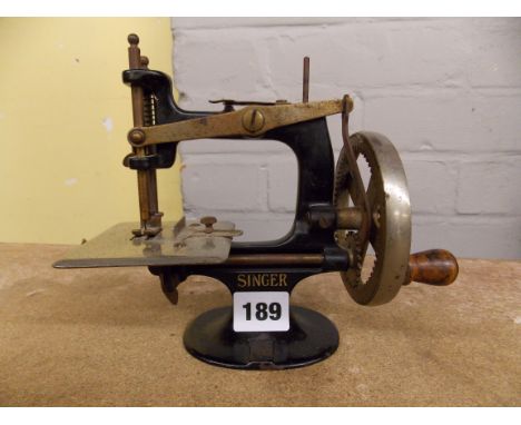 MINIATURE SINGER MANUAL SEWING MACHINE 16CM