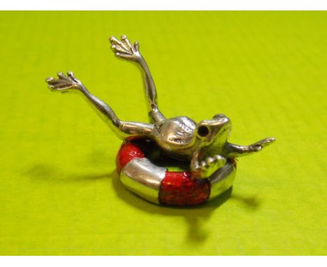 .925 SILVER NOVELTY LEAPING FROG ON A ENAMEL LIFE RING 3.5CM