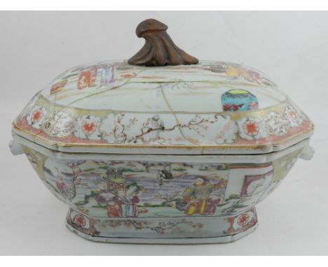 A late 18th / early 19th century Chinese hard paste porcelain tureen and cover, decorated in the famille rose palette depicti