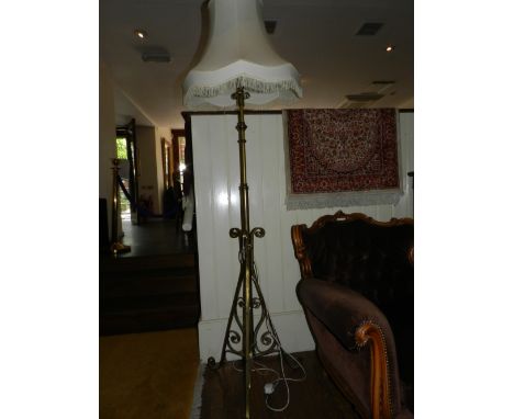 An early 20th century brass telescopic standard lamp. 