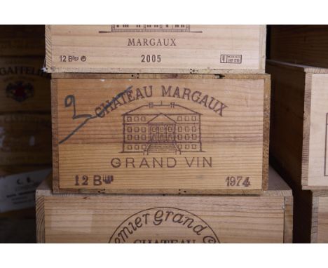 CHATEAU MARGAUXMargaux, France 197412 bottles owc&nbsp;Condition Report:  Good condition Closed original wooden case Some lig