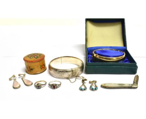 A COLLECTION OF JEWELLERY  to include a silver bangle, silver ring, necklace, 9ct gold metal core bangle, a silver bladed mot