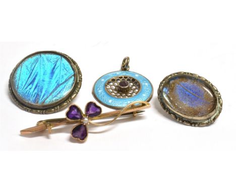 A COLLECTION OF LATE 19TH/EARLY 20th CENTURY JEWELLERY COMPRISING  Of a 9ct Gold, Almandine set scroll bar brooch, two silver
