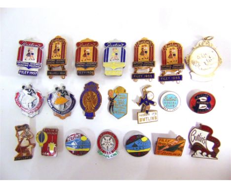 ASSORTED BADGES comprising twenty Butlins badges, including those for Filey, 1949, 1963 (x2), and 1965; Clacton, 1950; Pwllhe