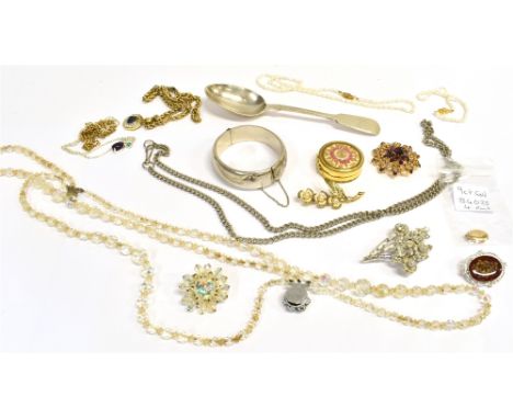 A COLLECTION OF JEWELLERY To include a 9ct gold small oval locket, a vintage silver half patterned bangle, a rice pearl neckl