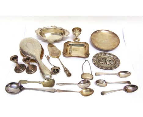 A COLLECTION OF SILVER ITEMS comprising; an oval shaped bon bon dish, by William Hutton & Sons, Birmingham 1903, 16.5cm long;