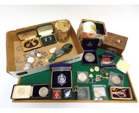 A COLLECTION OF JEWELLERY including; a 9 carat gold Masonic charm; a hardstone locket back padlock clasp, lacking catch; seve