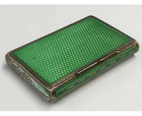 An Green enamel snuff box