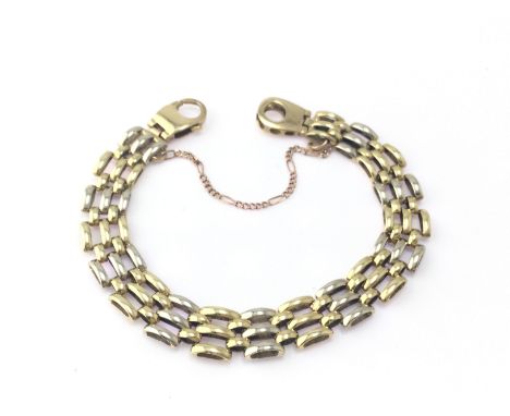 9ct gold 3 bar gate bracelet. 16.61g Postage A