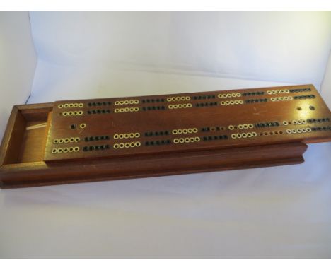 Vintage cribbage board with cards.