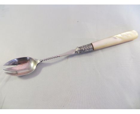Silver & Mother of Pearl pickle fork. Gross weight: 32.1g