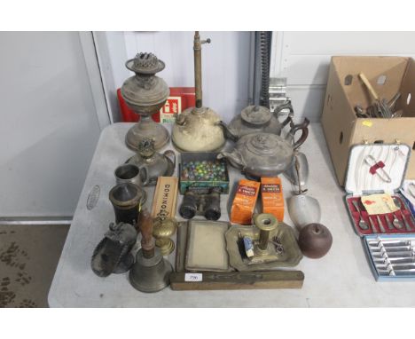 A collection of metalware to include brass hand bell, chamber stick, spirit level, oil lamp etc.