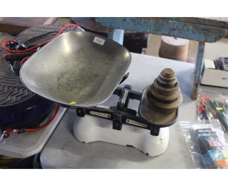 A set of W & T Avery Ltd of Birmingham enamelled balance scales and quantity of circular cast iron weights (1oz-4lb)